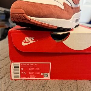 Nike Air Max 1 '87 in Rose and White